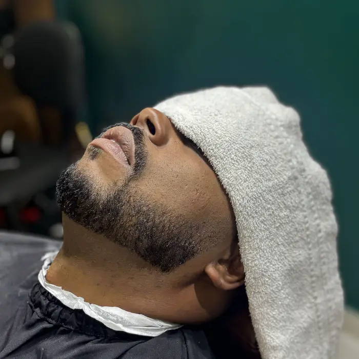 Corte e barba alinhados