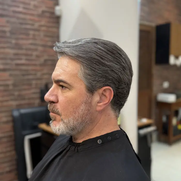 Cliente com cabelo grisalho penteado