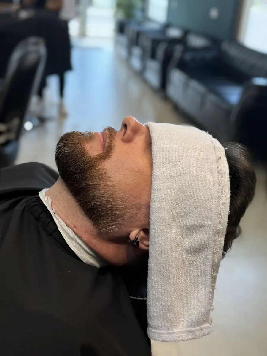 Barba feita com toalha quente